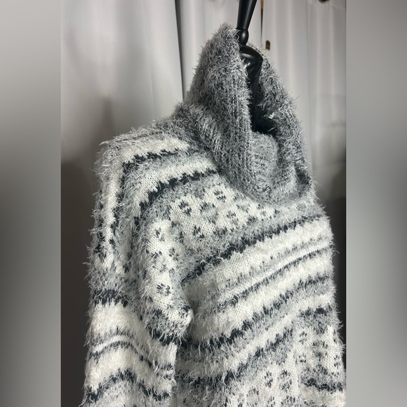 89th & Madison Gray, Black and White sweater - Picture 5 of 5